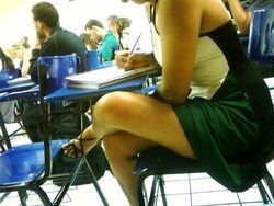 Fotos Sabrina assanhada assistindo aula sem calcinha na UMC
