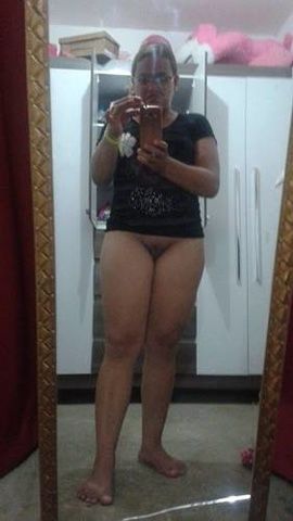 Morena coxuda de Fortaleza CE tirando fotos sem calcinha