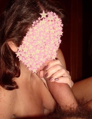 Minha esposa chupando pau de outro sujeito ainda tirou fotos