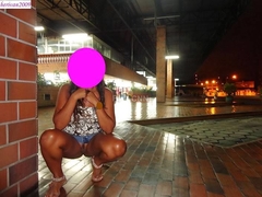 Mulher de corno mostrou a buceta em lugares públicos