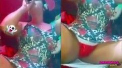 Cantara gostosa e descuidada pagando calcinha durante show para homarada em video amador