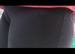 Câmera escondida calça legging marcando xota da coroa no shopping