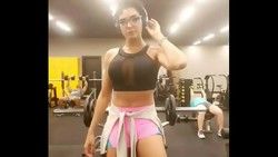 Morena gostosa mostrando a bucetinha raspada no banheiro da academia gravou com celular vídeo