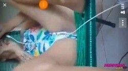 Tia desligada ficou de perna aberta com shortinho marcando a pepeca na frente do sobrinho sem vergo